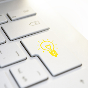 Das Bild zeigt eine Tastatur. Auf der Enter-Taste ist eine Glühbirne abgebildet.