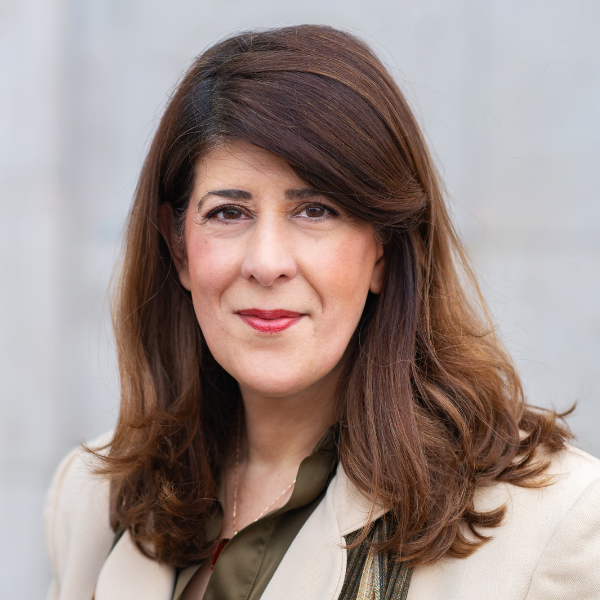 Das Bild zeigt Alina Papagiannaki-Sönmez, Mitarbeiterin im Forum der Kulturen Stuttgart e. V.