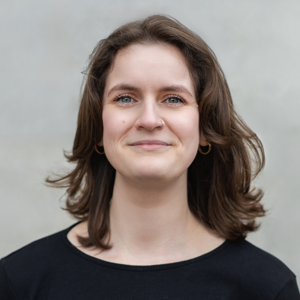 Das Bild zeigt Melissa Wollbaum, Mitarbeiterin im Forum der Kulturen Stuttgart e. V.