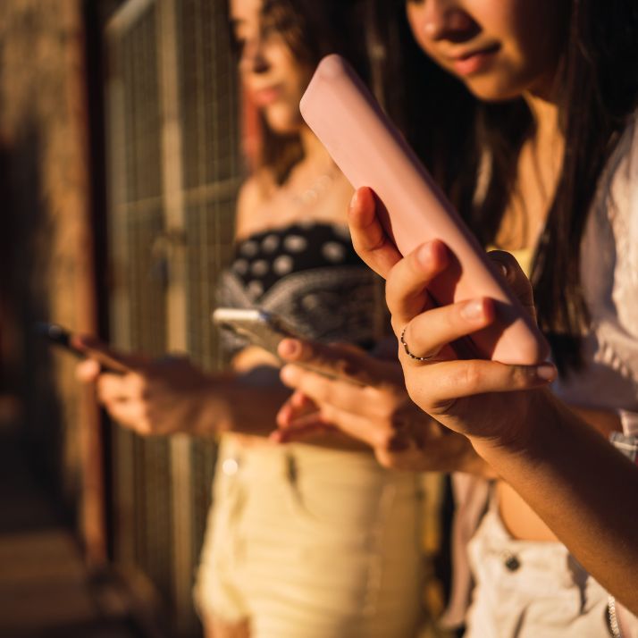 Das Foto zeigt Jugendliche, die Smartphones in den Händen halten