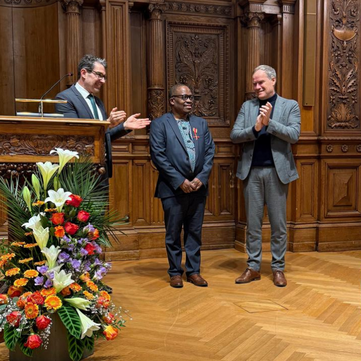 Das Bild zeigt Paulino Miguel (Mitte), dem am 13. Februar 2025 in Heidelberg das Bundesverdienstkreuz verliehen wurde.