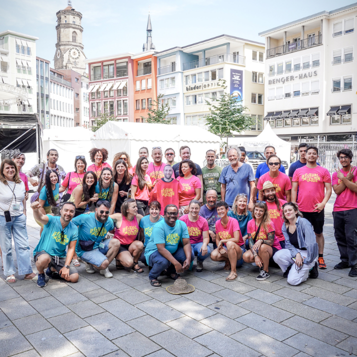 Das Bild zeigt haupt- und ehrenamtliche Mitarbeitende des Forums der Kulturen beim Sommerfestival der Kulturen