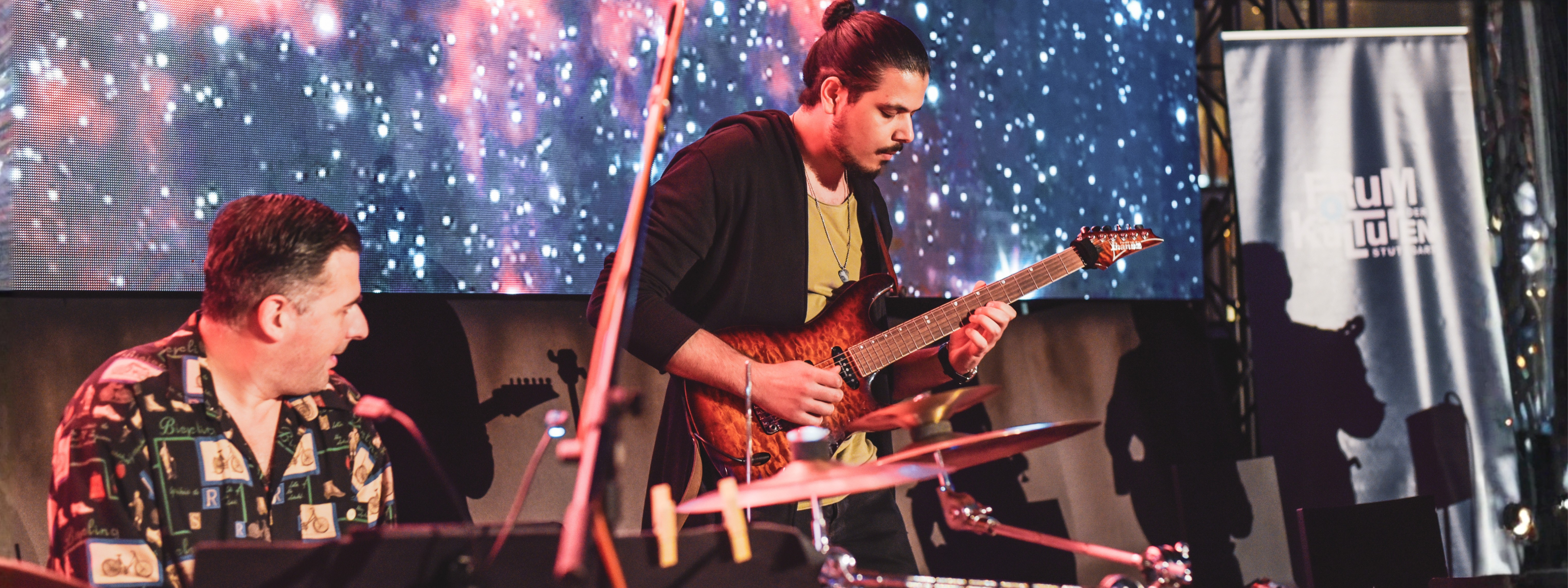 Das Bild zeigt Musiker*innen der Ziryab-Akademie