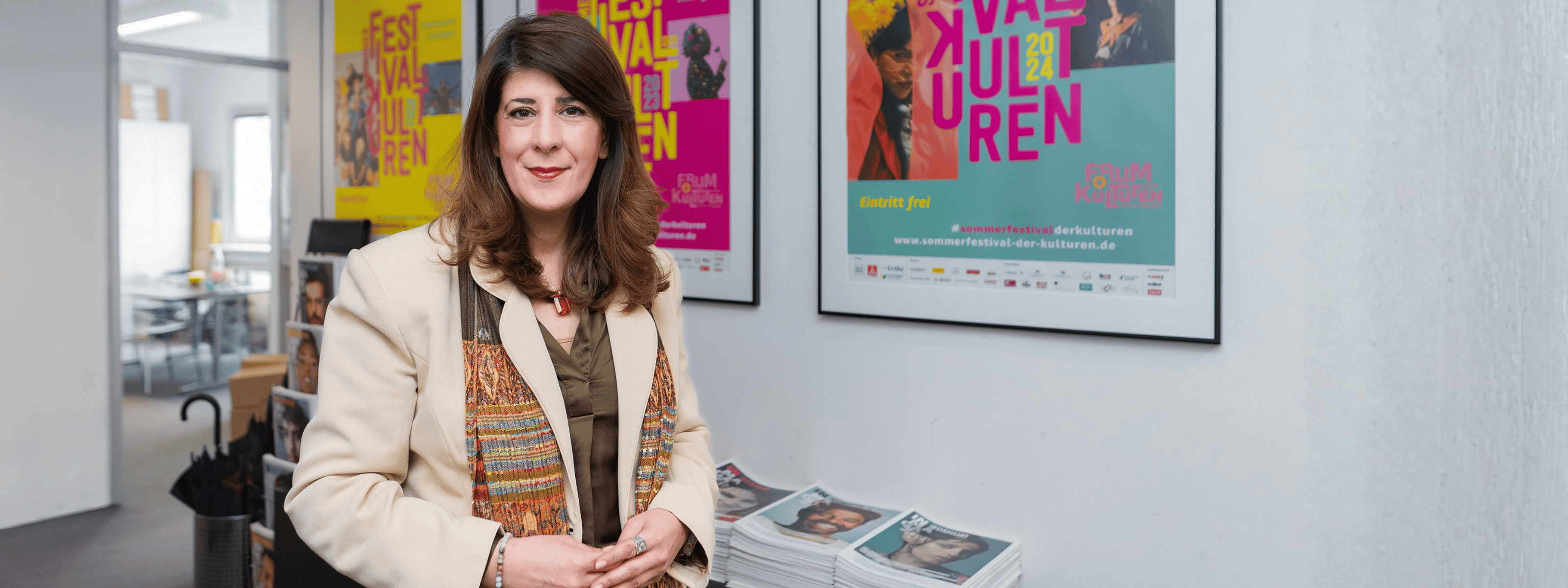 Das Bild zeigt Alina Papagiannaki-Sönmez, Geschäftsführerin des Forums der Kulturen Stuttgart e. V.